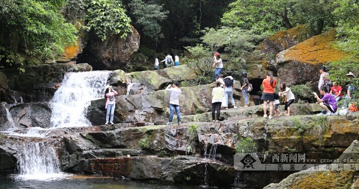 游客在八寨沟举办活动