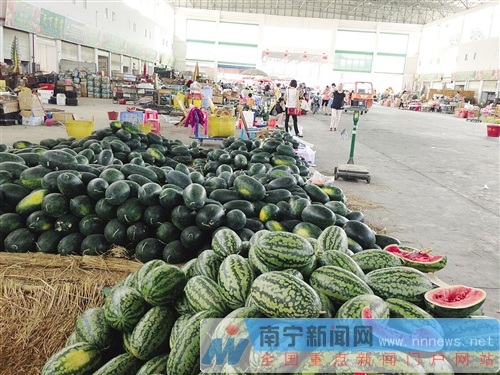 本地大量西瓜新鲜上市