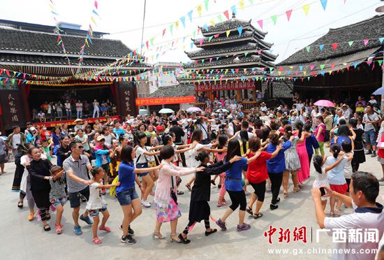 龙胜地灵寨民与游客共跳多耶舞