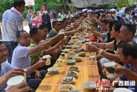 龙胜地灵侗寨举办百家宴活动