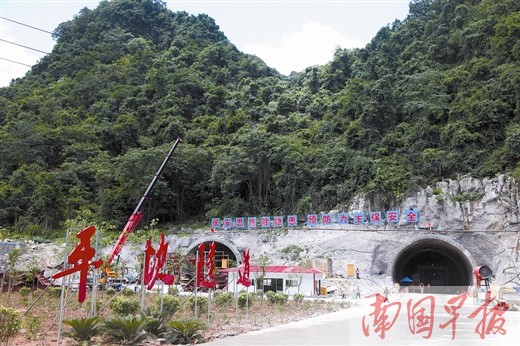 河百高速图为平坎隧道建设工地现场